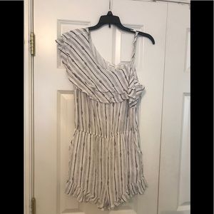 Ivy and Leo adorable white and navy Romper